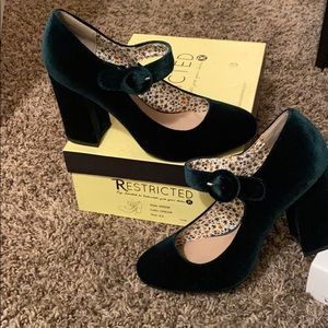 Restricted Green Velvet Round Pumps